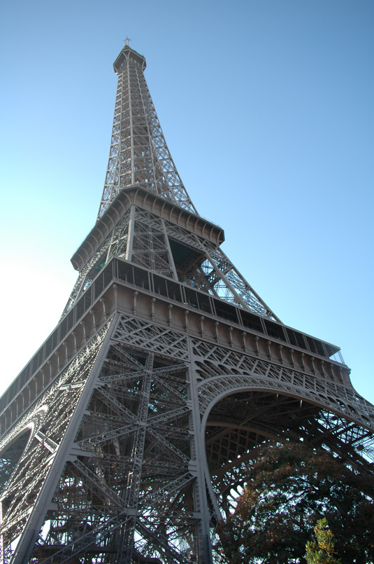 Eiffelova věž - Paříž - pohled zespodu